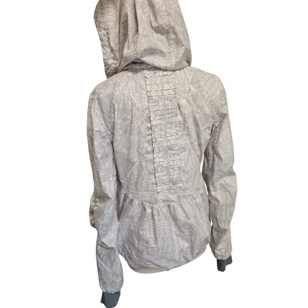 Lululemon Run Hustle Jacket Womens Size 6 White Reflective Print With Hood
